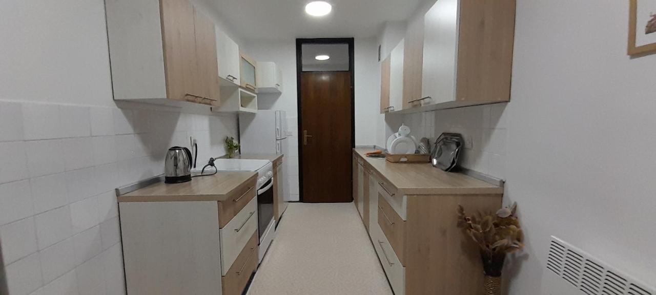 Cozy And Sunny Apartment Near The Airport Sarajevo Exteriör bild