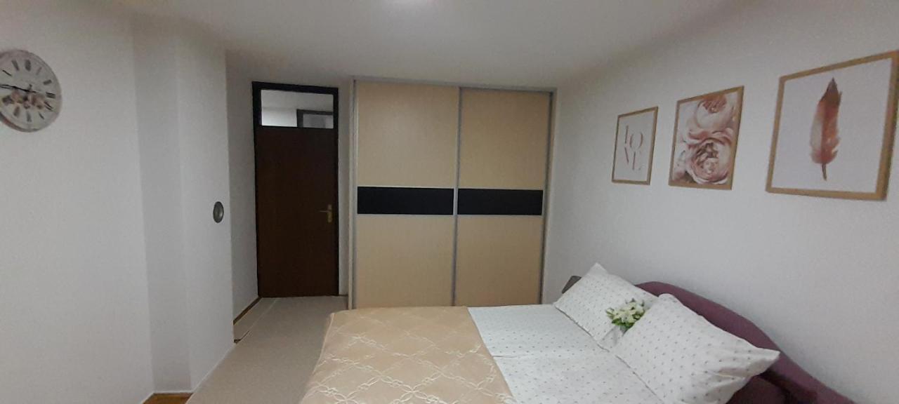 Cozy And Sunny Apartment Near The Airport Sarajevo Exteriör bild