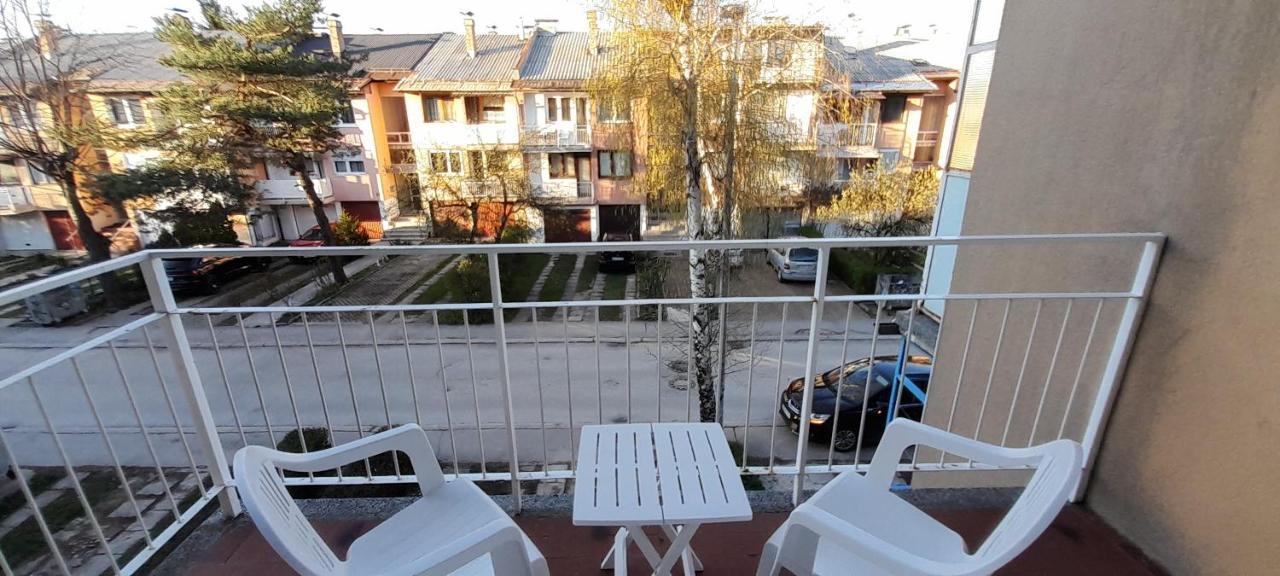 Cozy And Sunny Apartment Near The Airport Sarajevo Exteriör bild