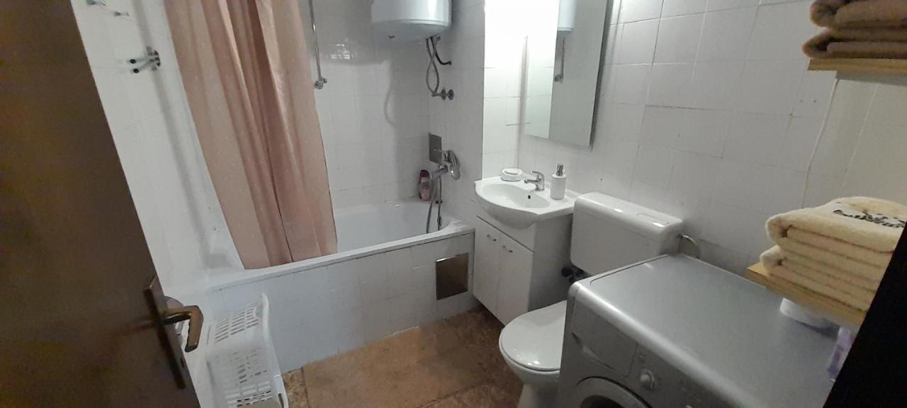 Cozy And Sunny Apartment Near The Airport Sarajevo Exteriör bild
