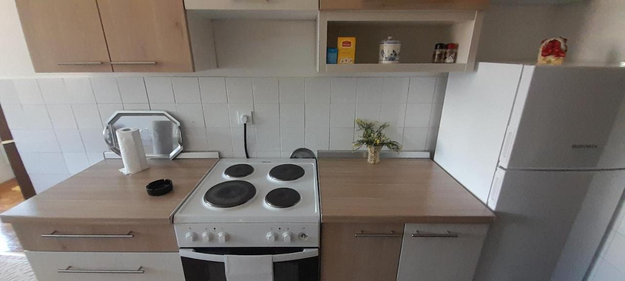 Cozy And Sunny Apartment Near The Airport Sarajevo Exteriör bild